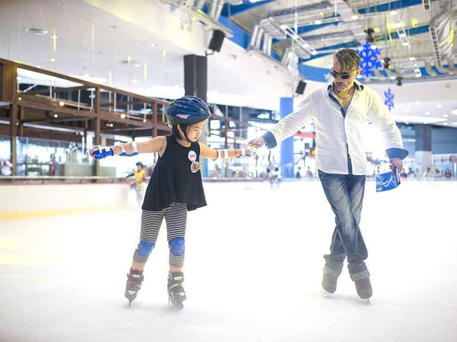 trai nghiem khu truot bang o ha noi ice rink royal city